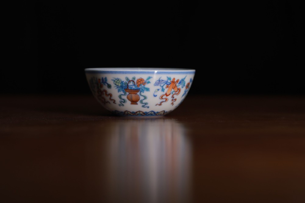 吉祥八宝斗彩卧足杯