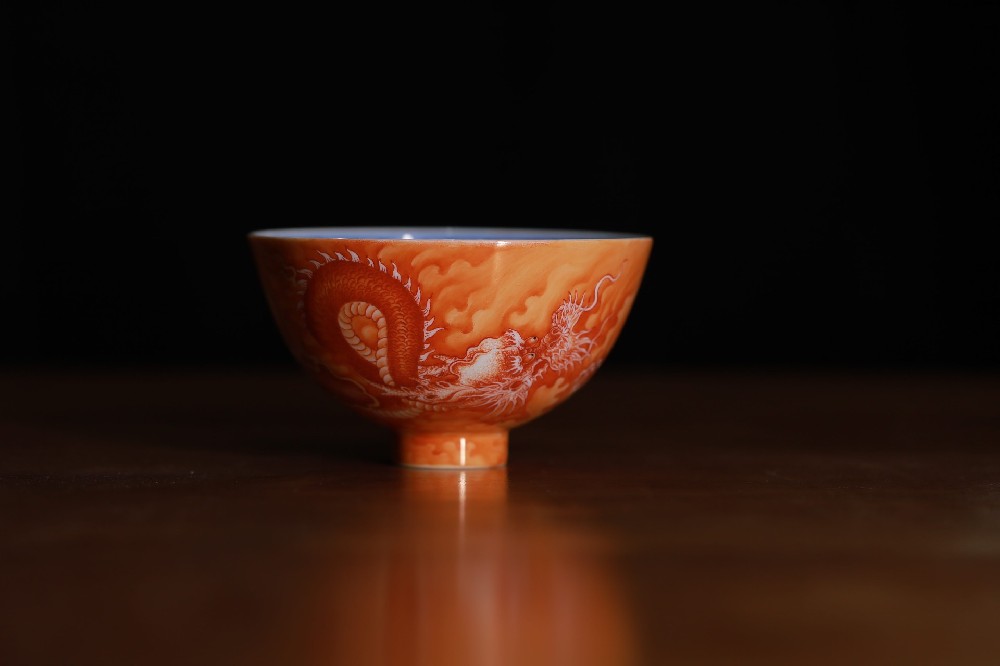 青花宝相外画矾红龙鸡心杯