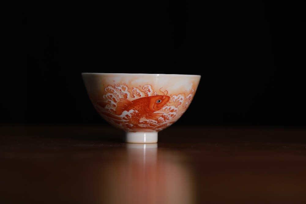 青花宝相外画矾红鱼鸡心杯