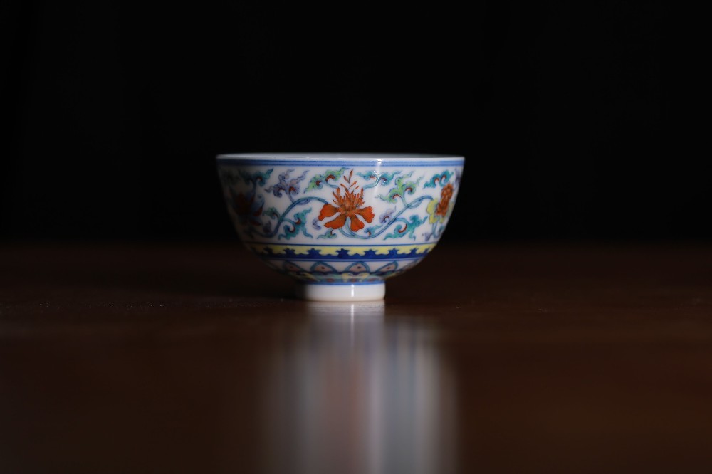 斗彩缠枝花卉鸡心杯