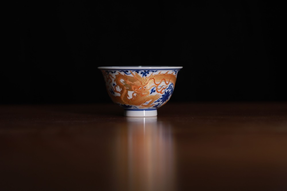 缠枝矾红金龙压手杯