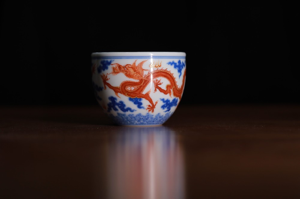 青花云头矾红双龙缸杯