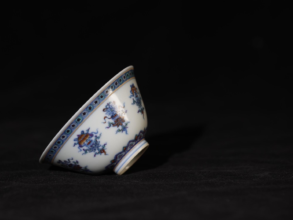 斗彩佛八宝撇口杯