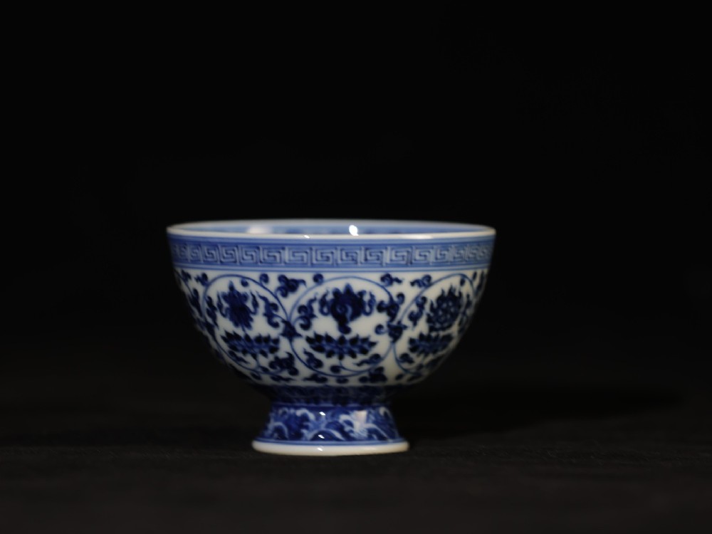 仿明缠枝莲压手高足杯