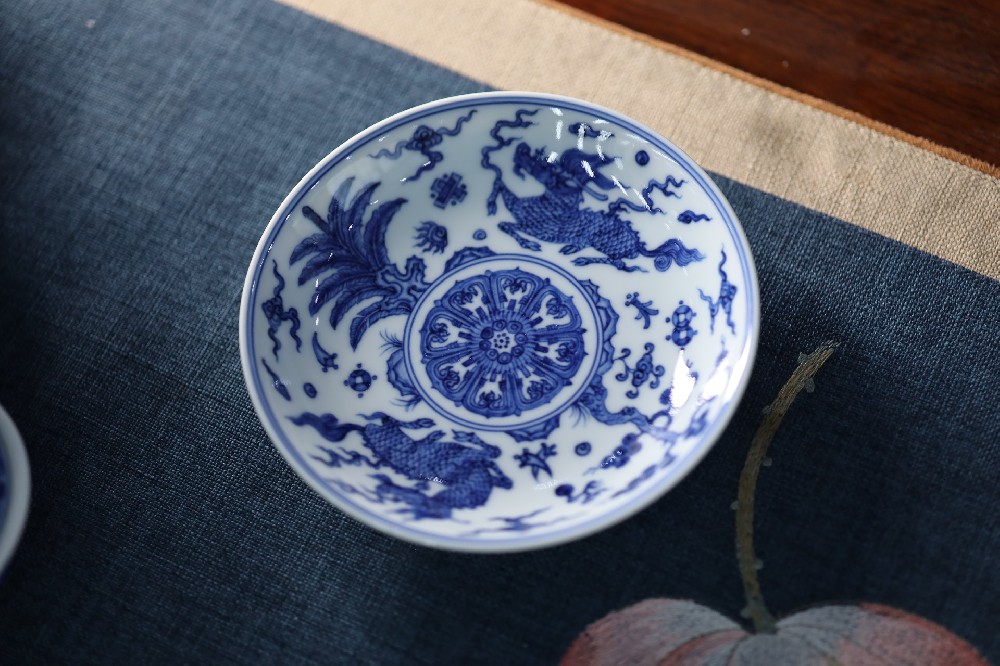 青花麒麟壶承