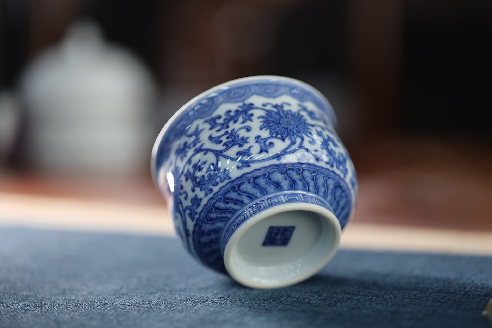 青花缠枝菊纹炉式杯