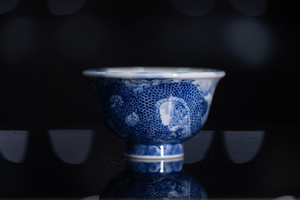 青花内外双龙压手杯
