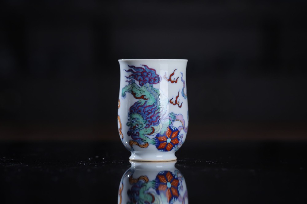 斗彩狮子滚绣球闻香杯