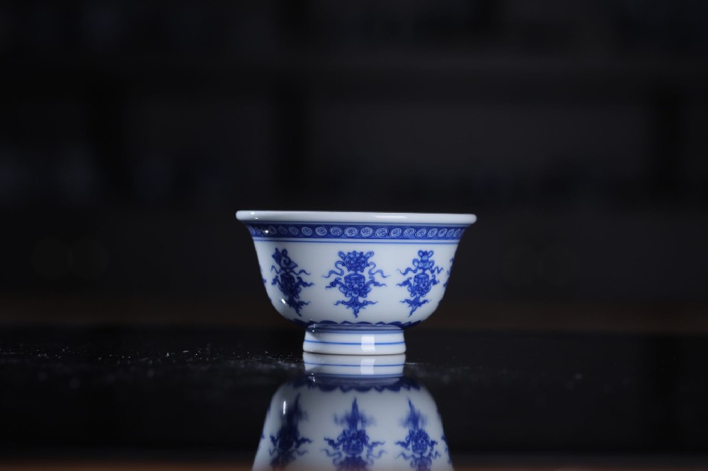 刘建锋窑青花佛八宝压手杯