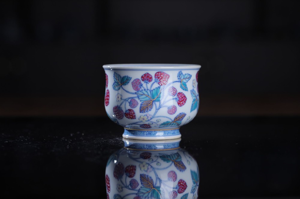 斗彩草莓炉式杯