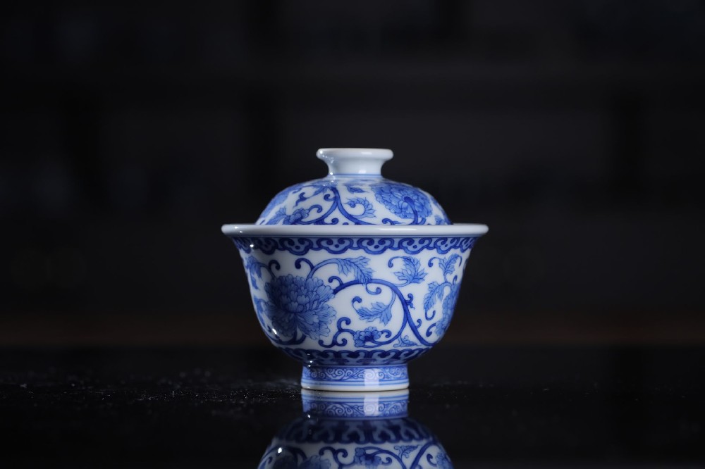 仿清缠枝牡丹压手盖碗