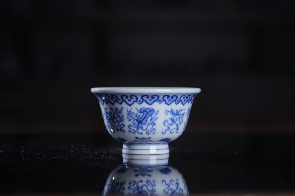 青花道八宝压手杯