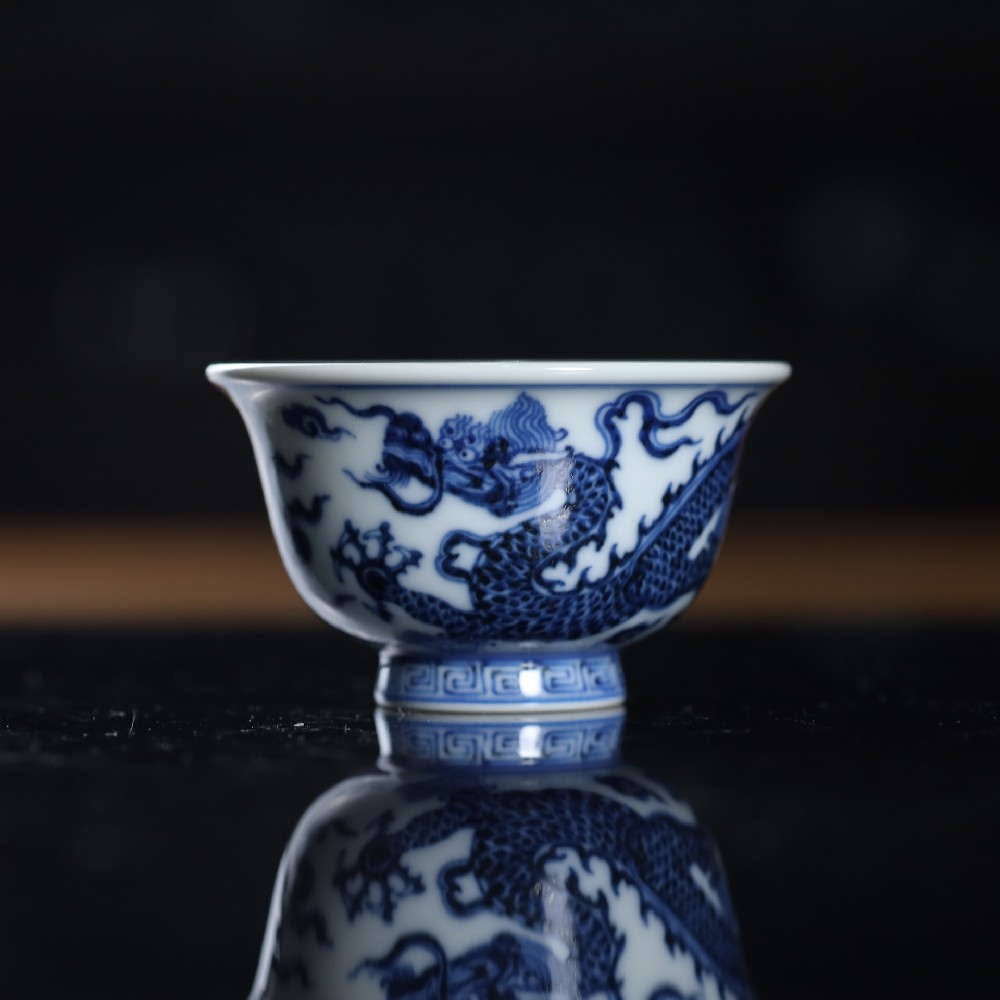 刘建锋青花仿明龙纹小压手杯