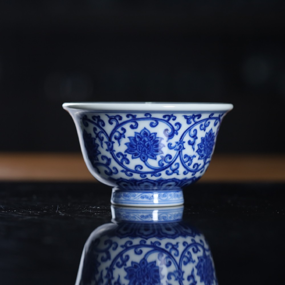 刘建锋青花仿清缠枝金刚莲压手杯
