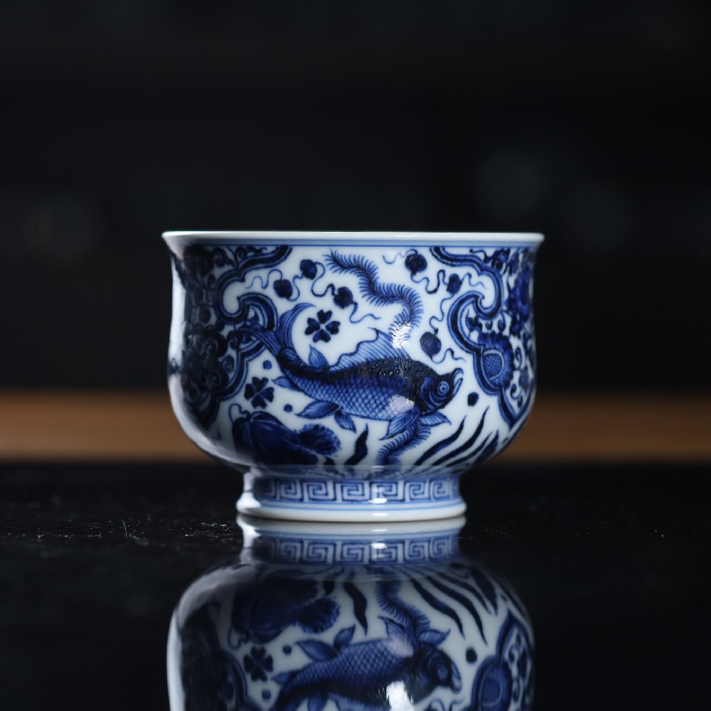 刘建锋青花仿明如意穿花鱼草炉式杯