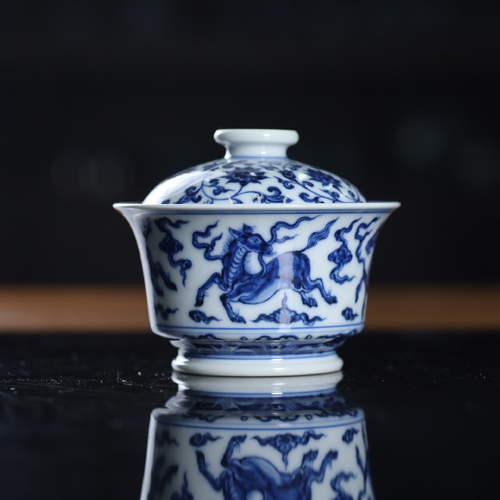 刘建锋青花仿明四马内缠枝莲马蹄盖碗