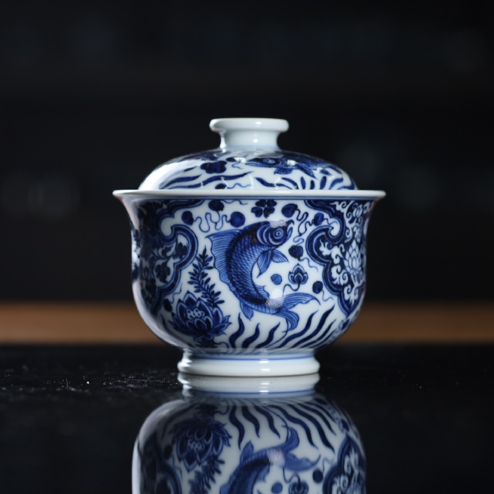 刘建锋青花仿明如意穿花鱼草炉式盖碗