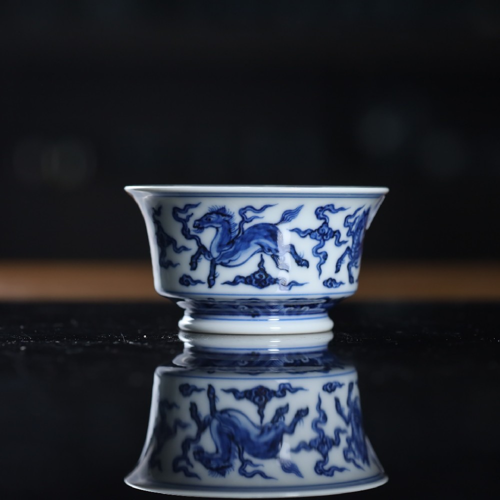 刘建锋青花仿明四马内缠枝莲马蹄杯