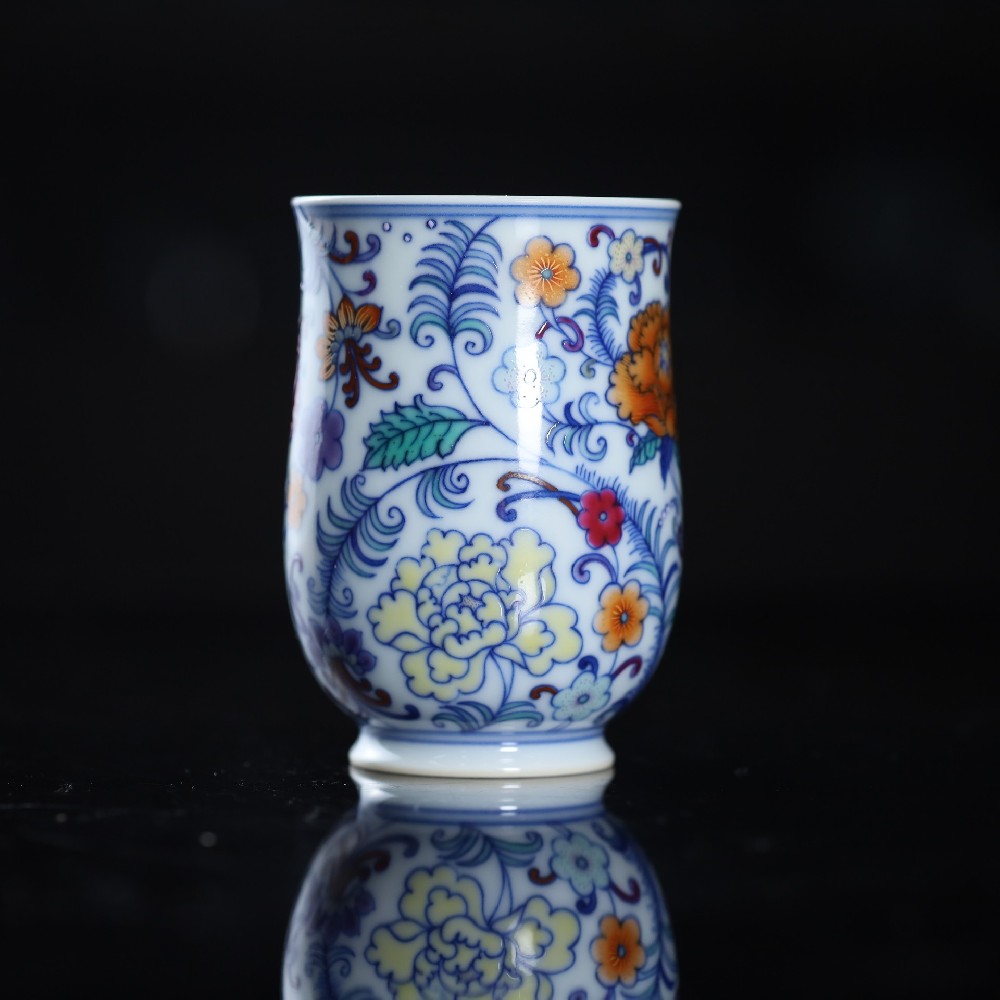 斗彩缠枝花卉握手杯