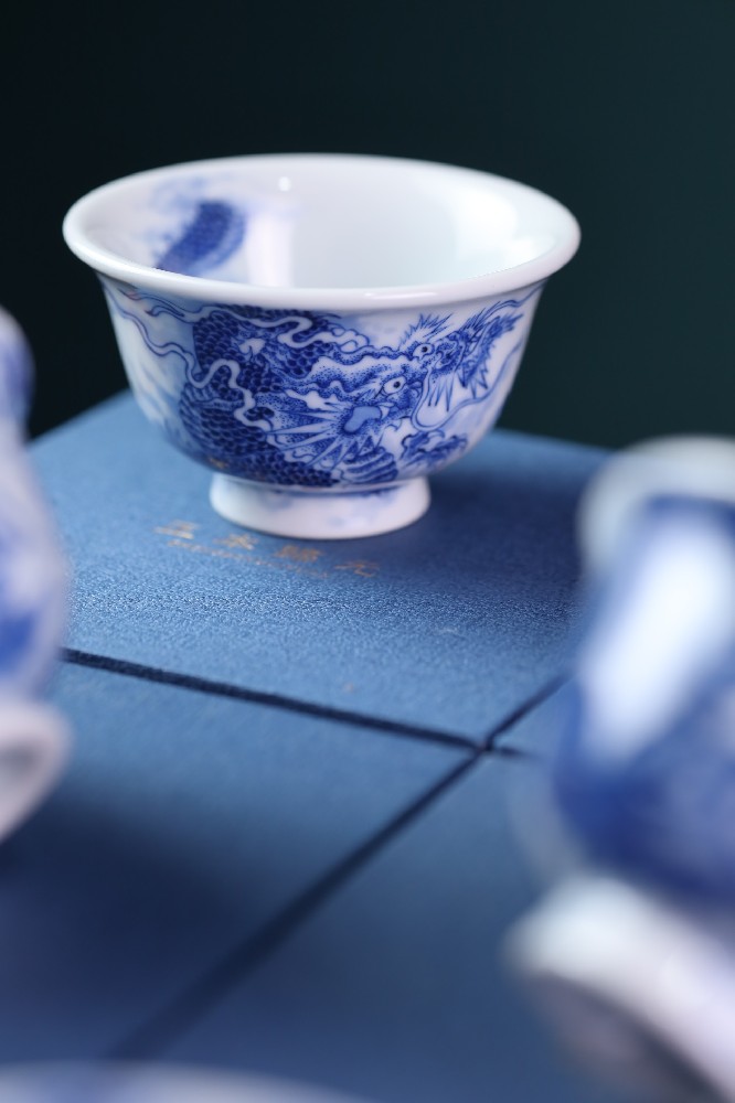 刘建锋窑青花仿清云龙纹压手杯