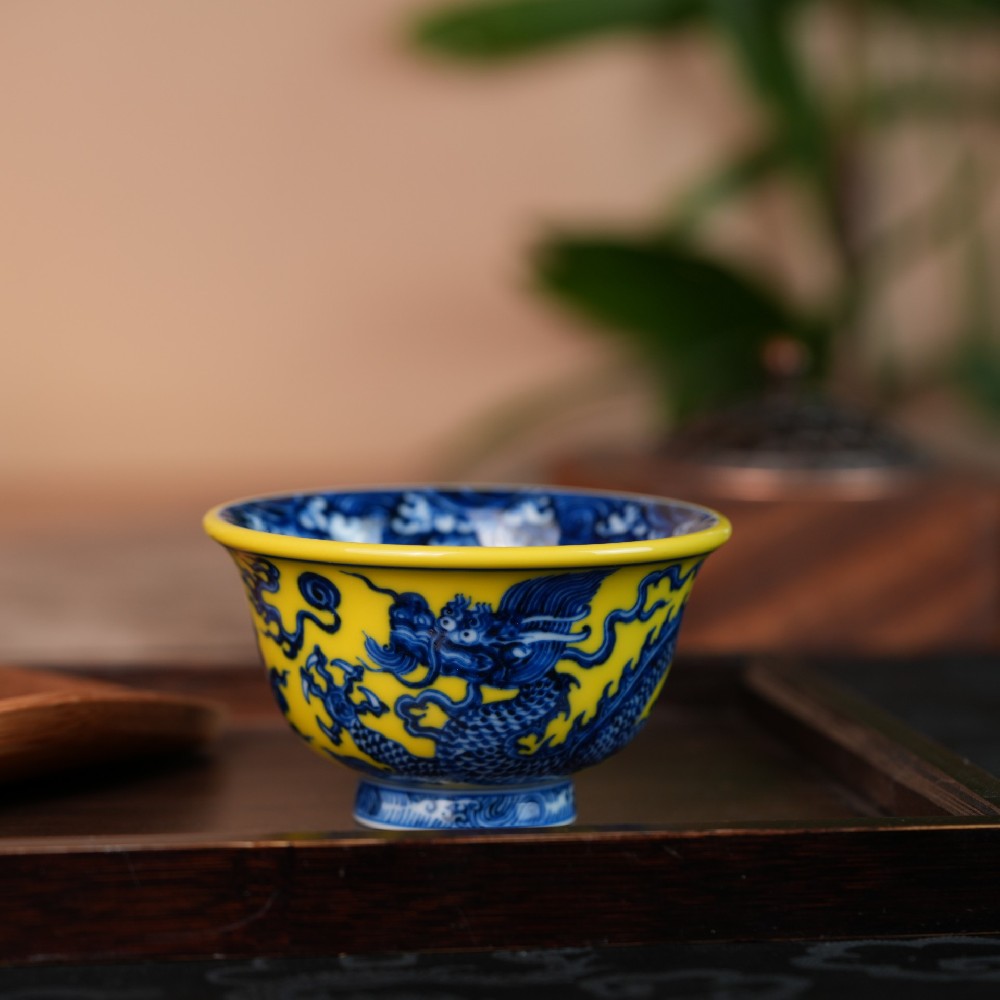 刘建峰窑黄釉大龙纹压手杯