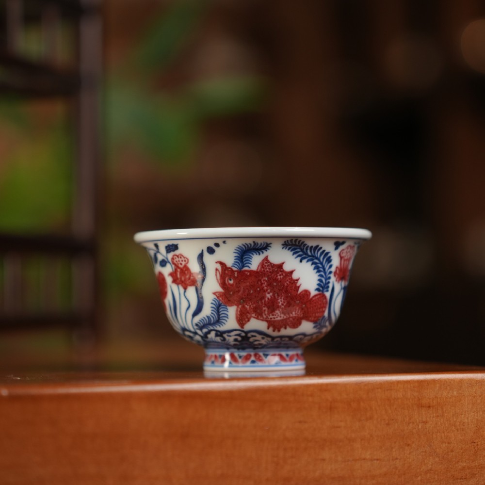 刘建锋青花釉里红鱼草纹压手杯