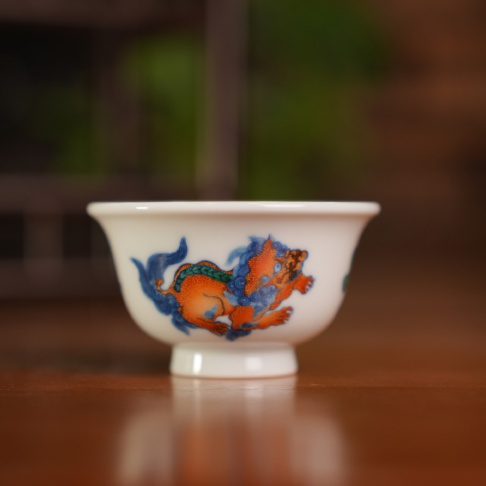 刘建锋窑斗彩如意三狮小压手杯