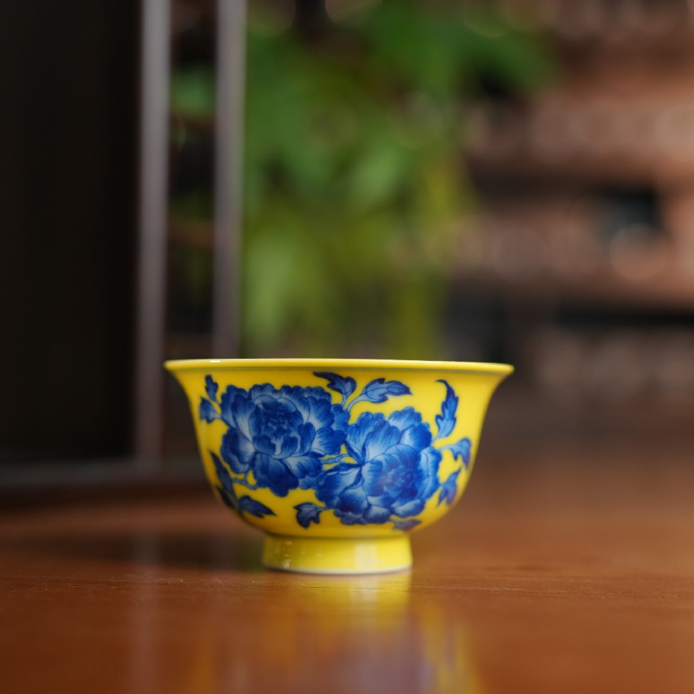 刘建锋窑黄釉牡丹花压手杯