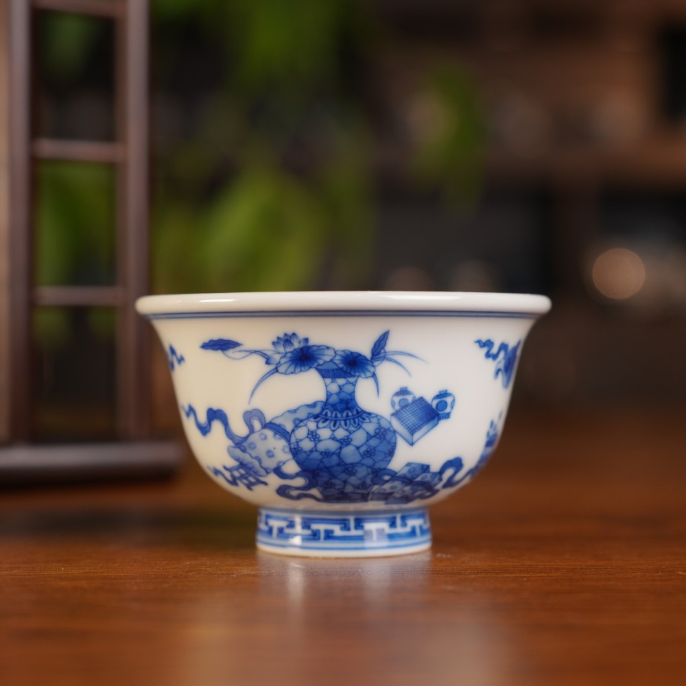 刘建锋窑仿明青花博古八宝压手杯